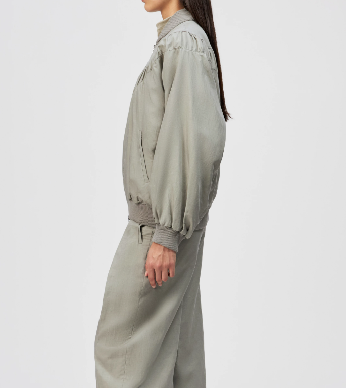 Drykorn GRENTON jacket in dried weed with oversized fit, stand collar, and hemp-lyocell blend.