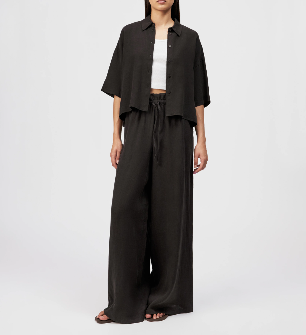 Drykorn YARIKA linen shirt in dark brown with slub texture, short sleeves, and relaxed fit.