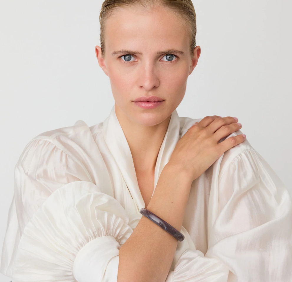 Vanessa Baroni Soft Edge Bangle in Ikat Marble with a sculptural acetate design and elegant marbled finish. Made in Italy.