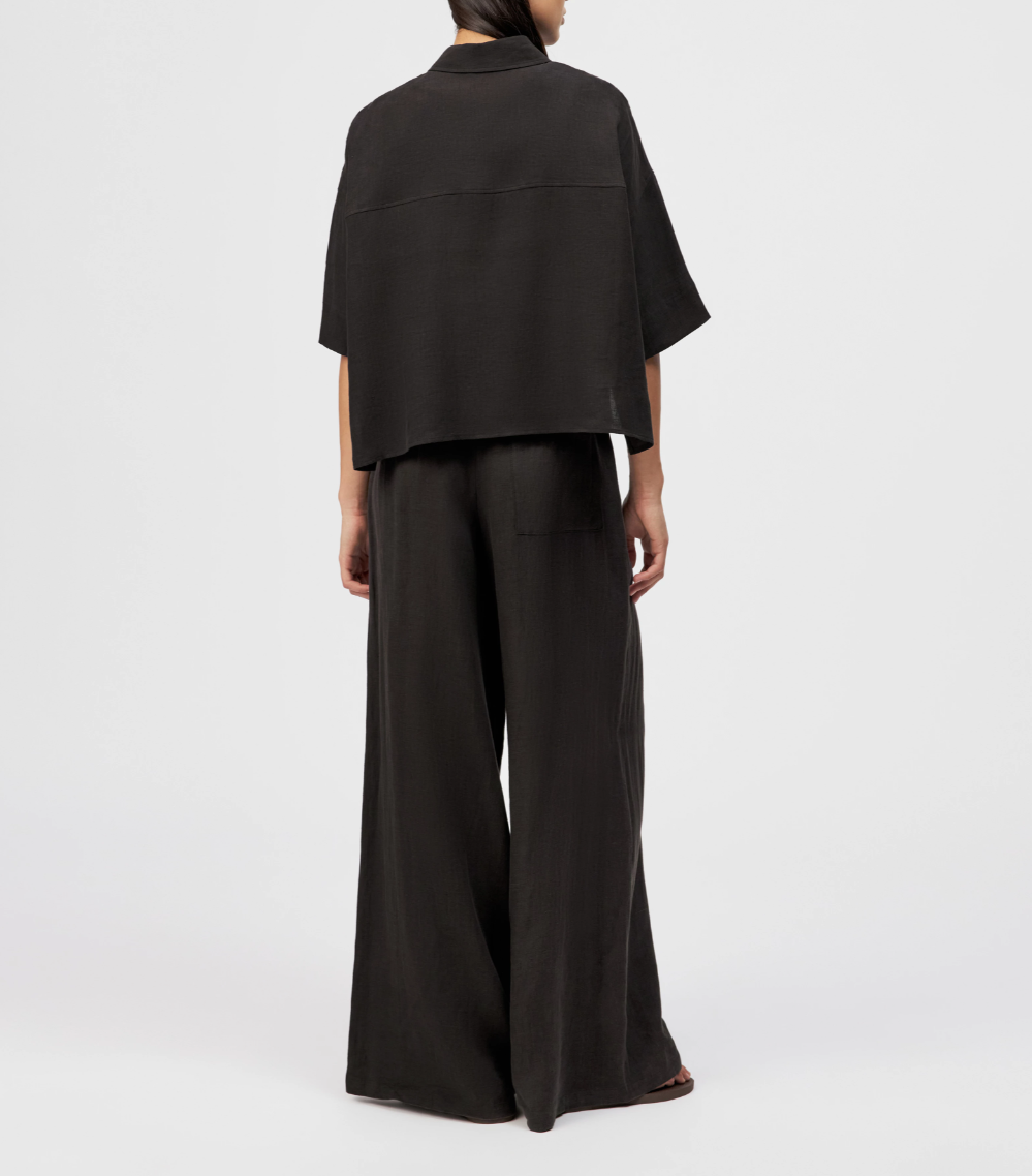 Drykorn YARIKA linen shirt in dark brown with slub texture, short sleeves, and relaxed fit.