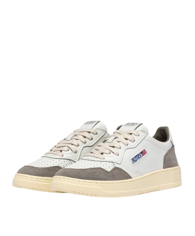 Autry Medalist Low sneakers for men in white leather with Cemento grey suede and retro tennis styling.