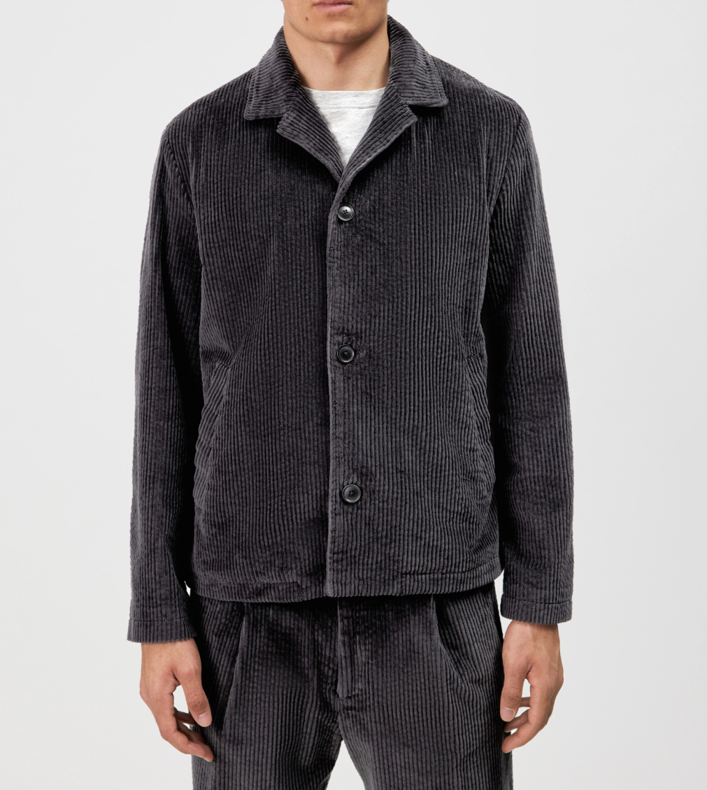 Drykorn LOUVIN Jacket for men in Slate, crafted from soft cotton-blend corduroy with a regular fit, notch lapel and three-button closure.