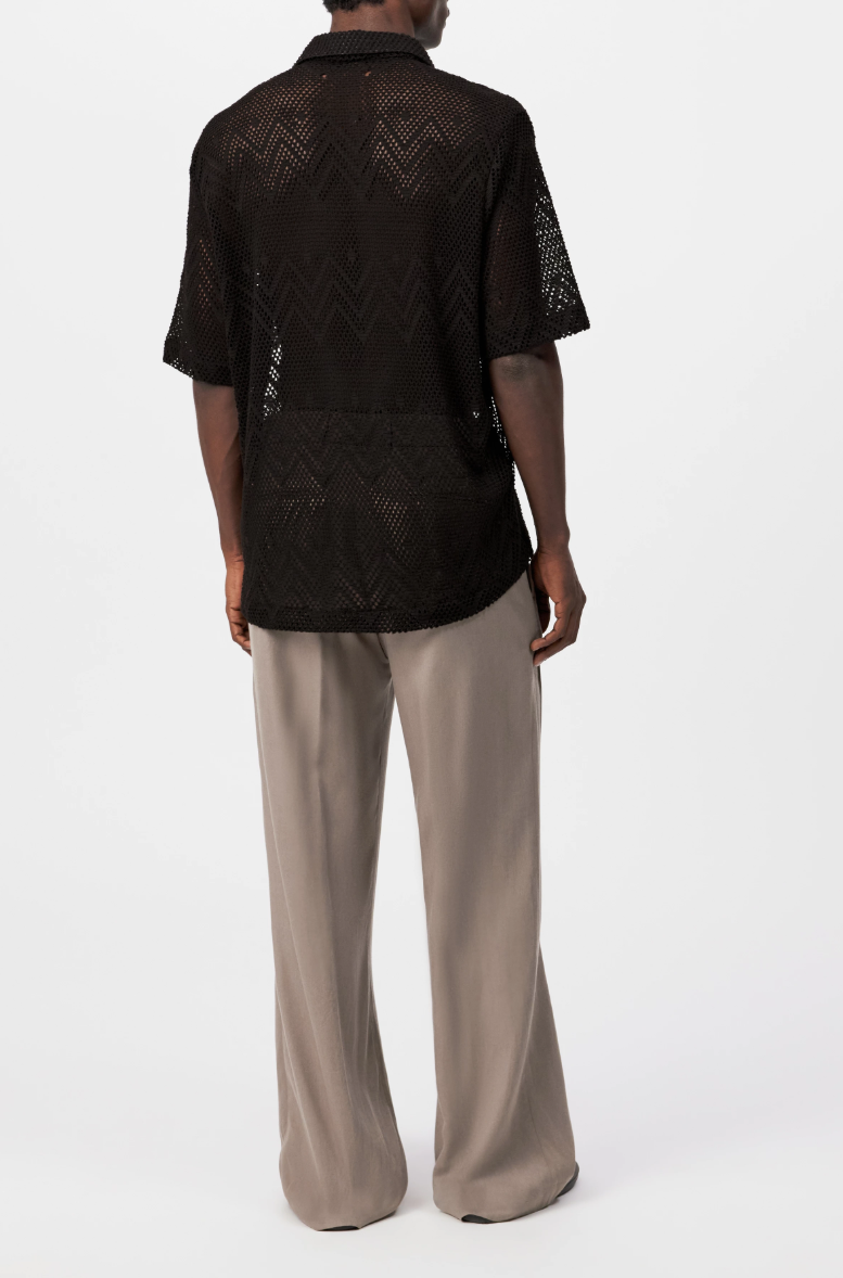 Drykorn BIJAN_2 shirt in brown with crochet-look texture, regular fit, and short sleeves.