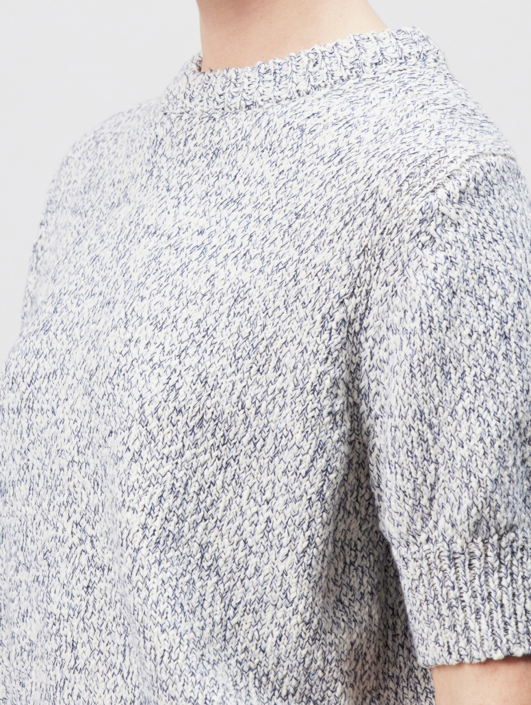 Drykorn SANIDY cropped light blue knit top with relaxed fit and soft mouliné texture for modern summer styling.