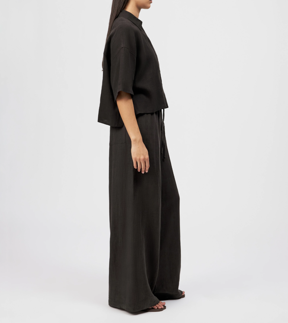 Drykorn YARIKA linen shirt in dark brown with slub texture, short sleeves, and relaxed fit.