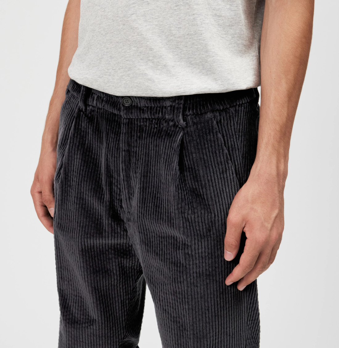Drykorn CHASY_RGLR Trousers for men in Slate, crafted from soft jumbo cord with a regular fit, pleated front and tapered leg.