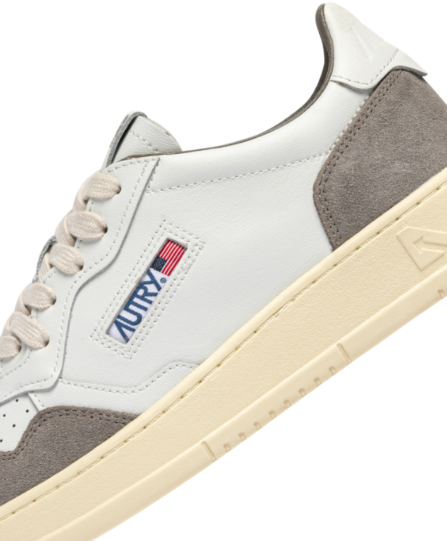Autry Medalist Low sneakers for men in white leather with Cemento grey suede and retro tennis styling.