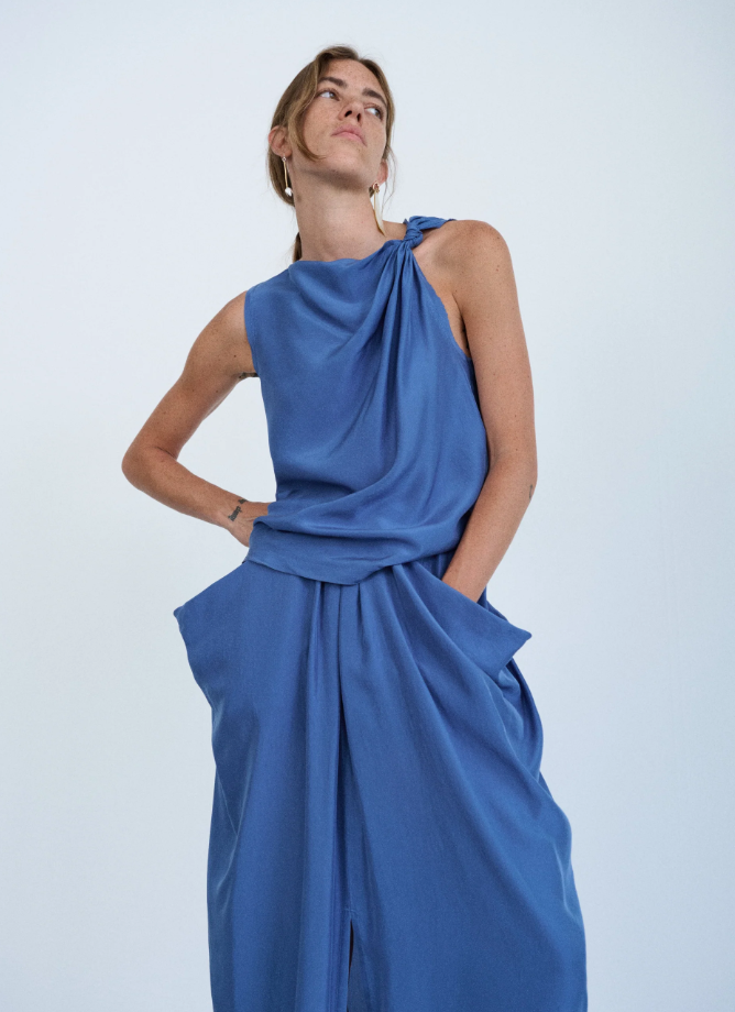 Tela Utopia draped midi skirt in blue silk with elastic waistband, gathered details, and pockets.