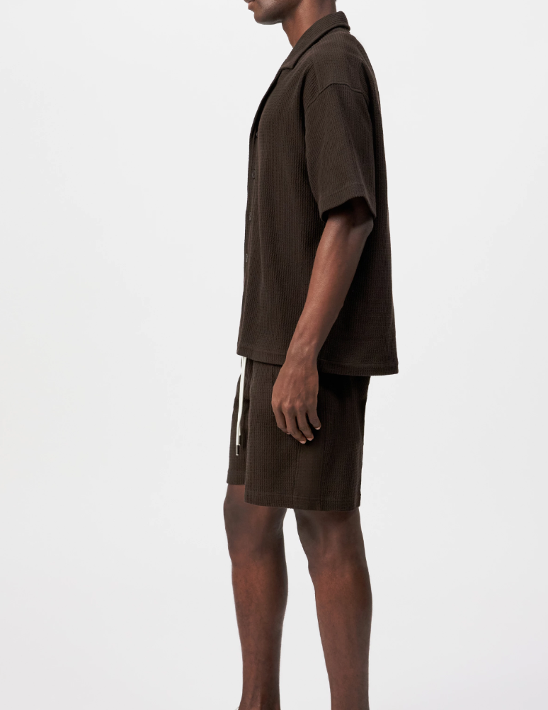 Drykorn BASIIL shirt in brown with waffle texture, Cuban collar, and relaxed fit.
