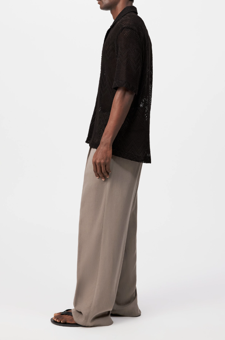 Drykorn BIJAN_2 shirt in brown with crochet-look texture, regular fit, and short sleeves.