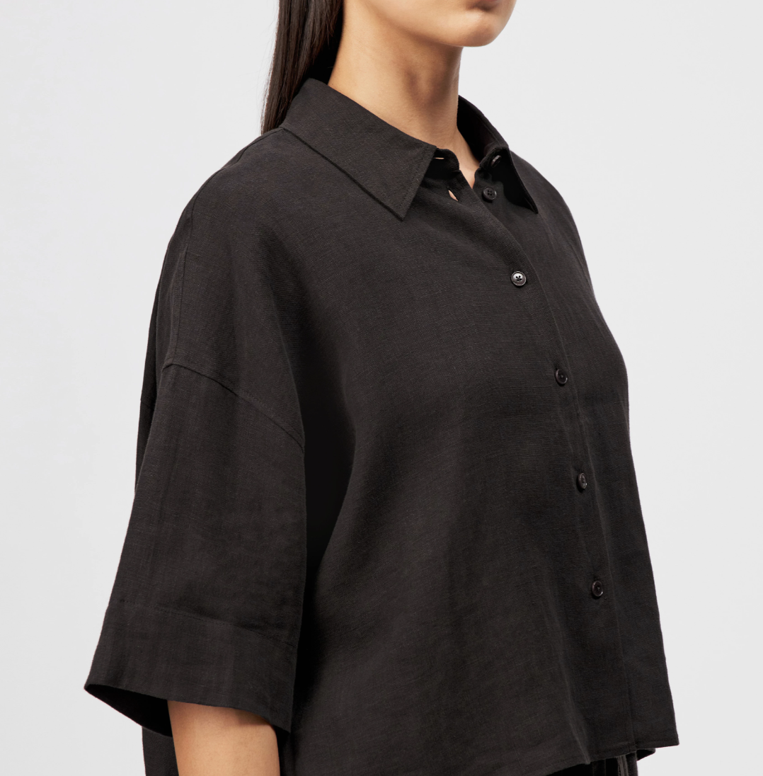 Drykorn YARIKA linen shirt in dark brown with slub texture, short sleeves, and relaxed fit.
