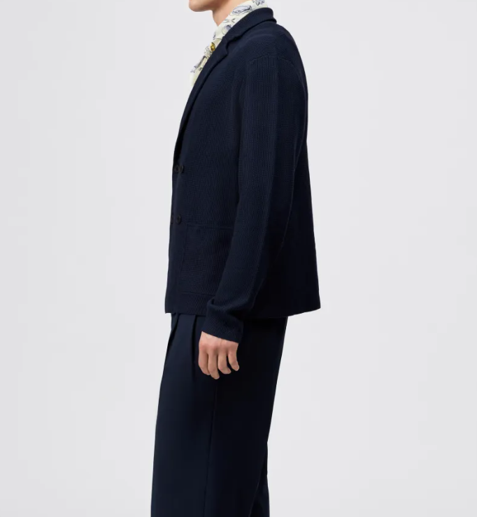 Dark navy SKELD men’s knit blazer by Drykorn in viscose blend with double-breasted design, boxy fit, and V-neck for modern elegance.