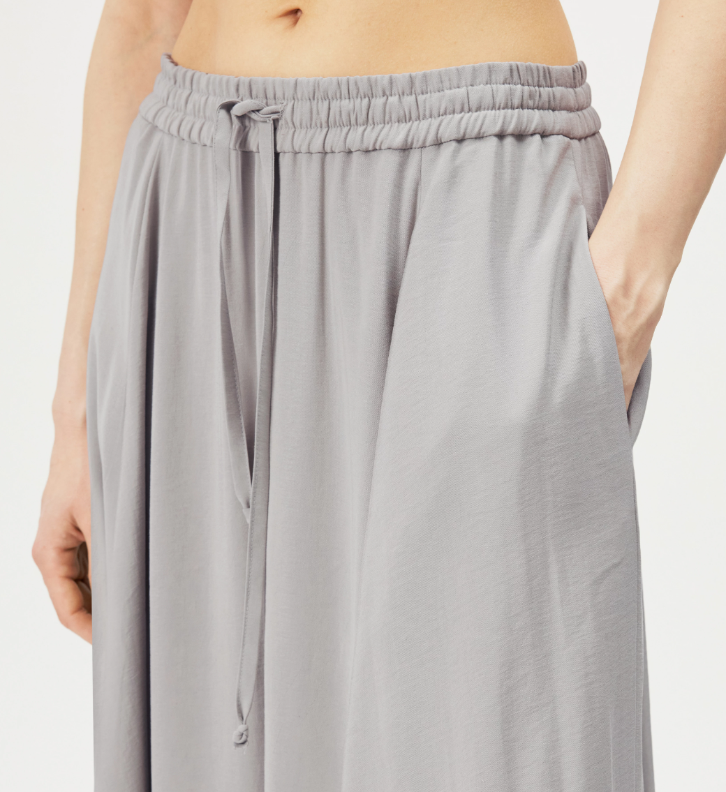 Drykorn QERIME skirt in drizzle with A-line silhouette, mid waist, and flowing twill fabric.