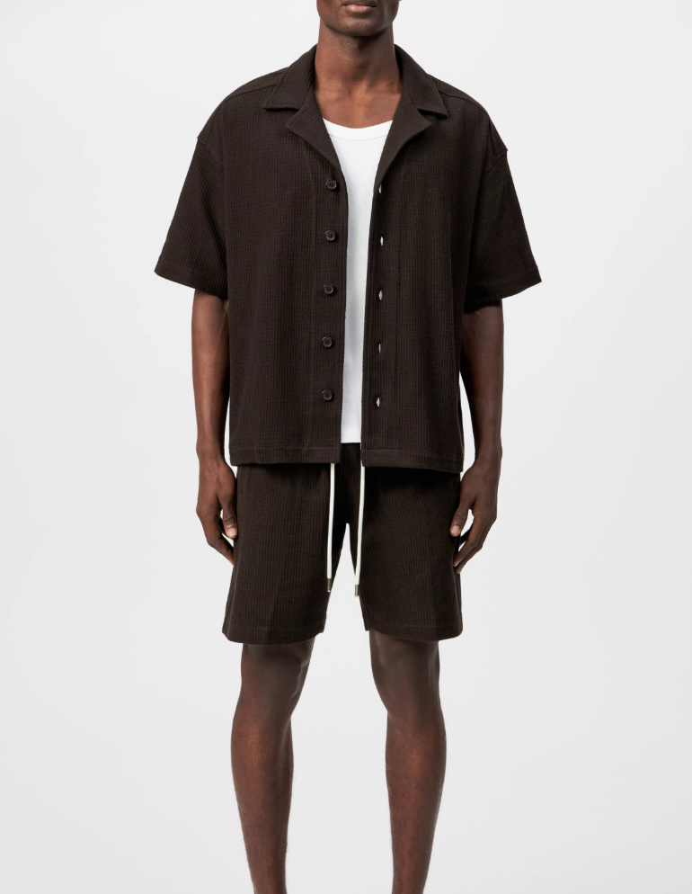 Drykorn BASIIL shirt in brown with waffle texture, Cuban collar, and relaxed fit.
