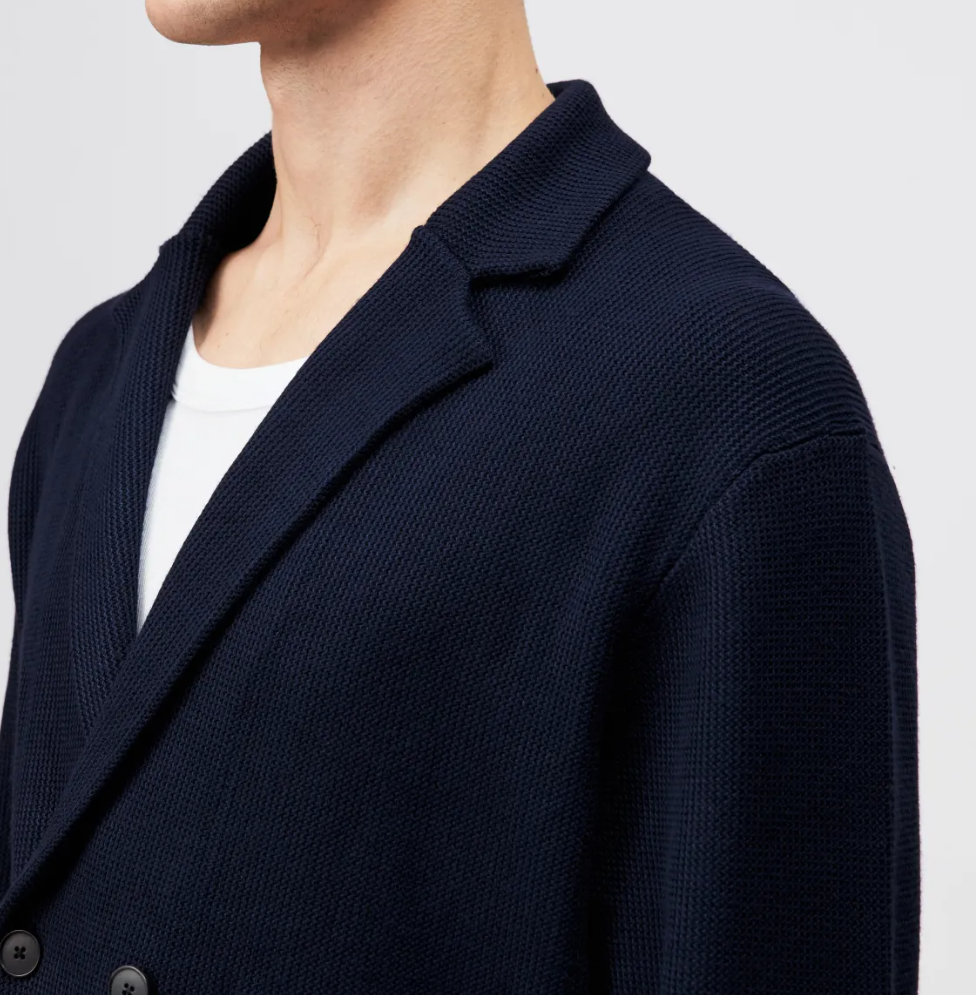 Dark navy SKELD men’s knit blazer by Drykorn in viscose blend with double-breasted design, boxy fit, and V-neck for modern elegance.