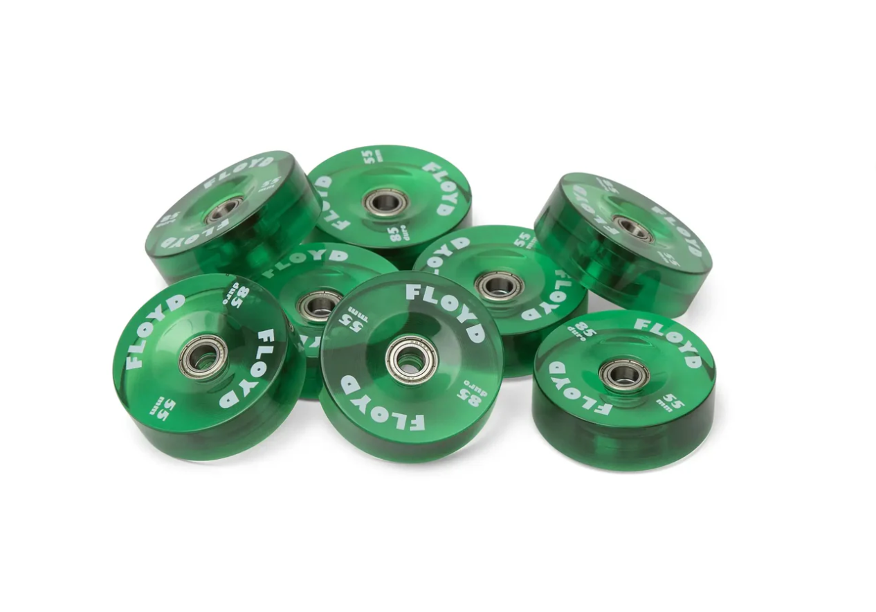 FLOYD wheel set in Racing Green with 8 polyurethane skateboard wheels and ABEC-7 bearings for smooth travel.