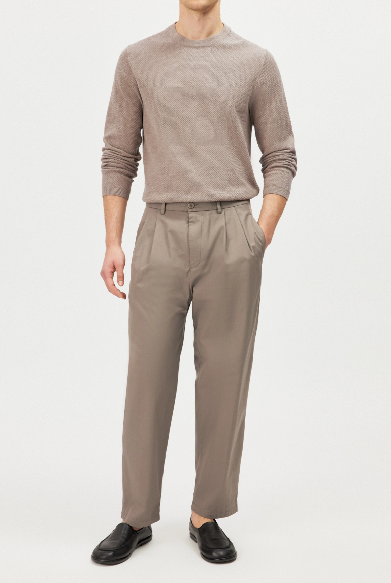 Drykorn MARYKO trousers for men in earth with tapered leg, pleats, and cotton twill fabric.