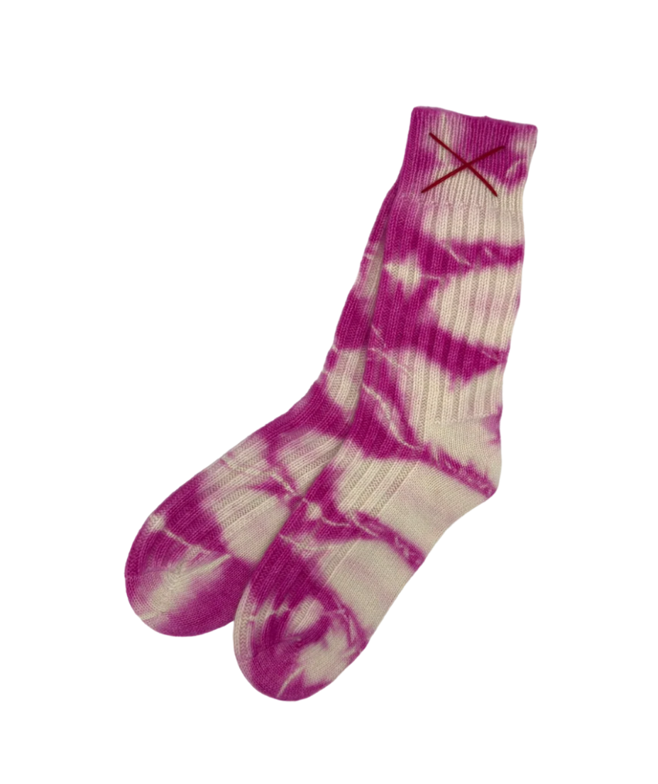 Mell-o unisex tie-dye cashmere socks in Fuchsia. Handcrafted from 100% pure cashmere with a unique hand-dyed finish.