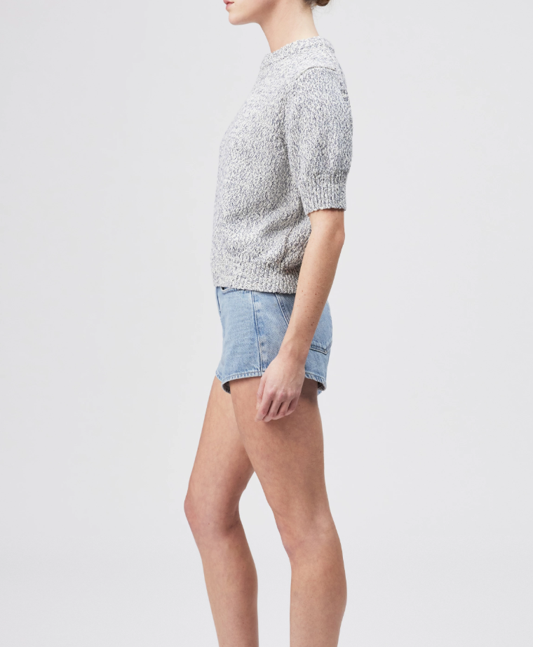 Drykorn SANIDY cropped light blue knit top with relaxed fit and soft mouliné texture for modern summer styling.