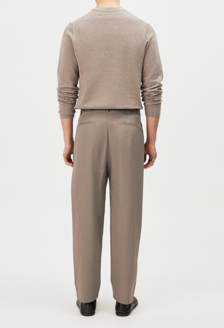 Drykorn MARYKO trousers for men in earth with tapered leg, pleats, and cotton twill fabric.