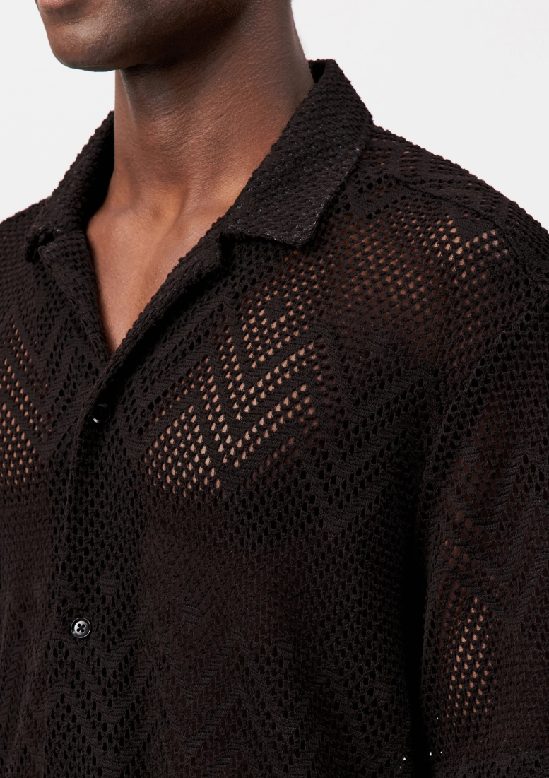 Drykorn BIJAN_2 shirt in brown with crochet-look texture, regular fit, and short sleeves.