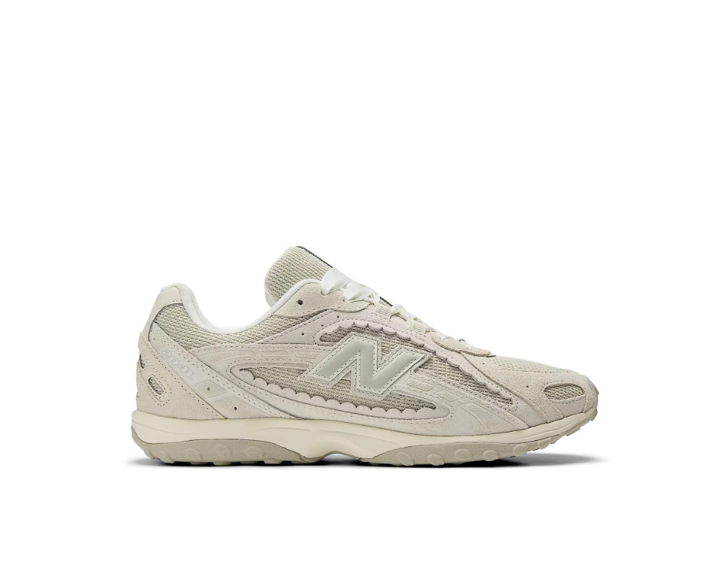 New Balance 204L sneakers for women in off-white with mesh and suede upper and minimalist design.
