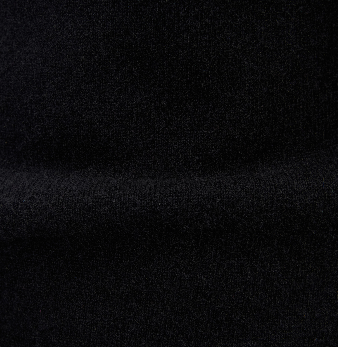 Drykorn FINIA_3 cashmere turtleneck sweater for women in Black with a slim fit, short sleeves and refined fine-knit finish.