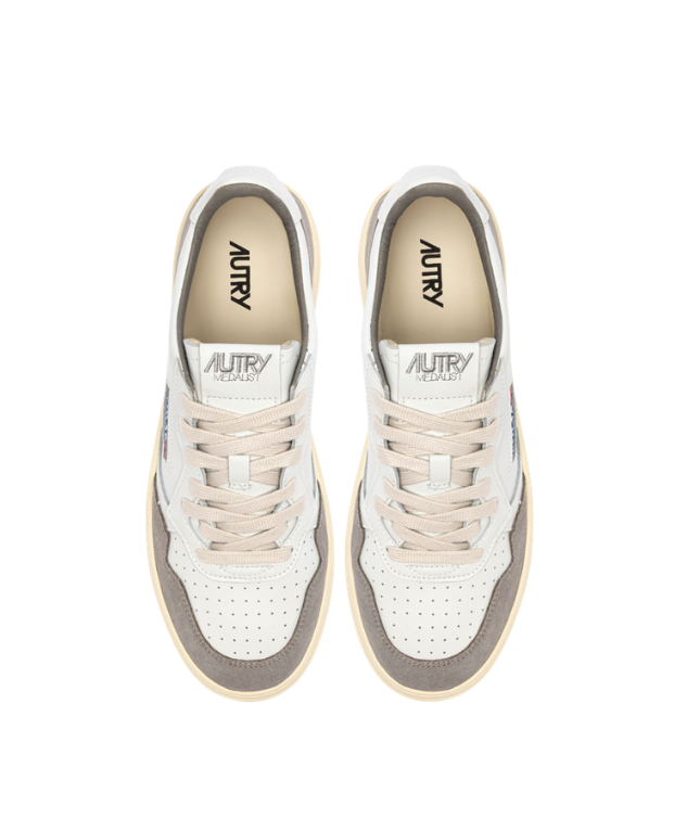 Autry Medalist Low sneakers for men in white leather with Cemento grey suede and retro tennis styling.