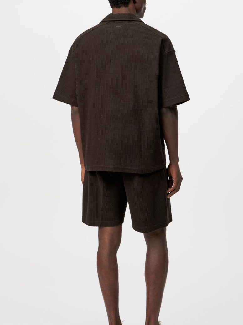 Drykorn BASIIL shirt in brown with waffle texture, Cuban collar, and relaxed fit.