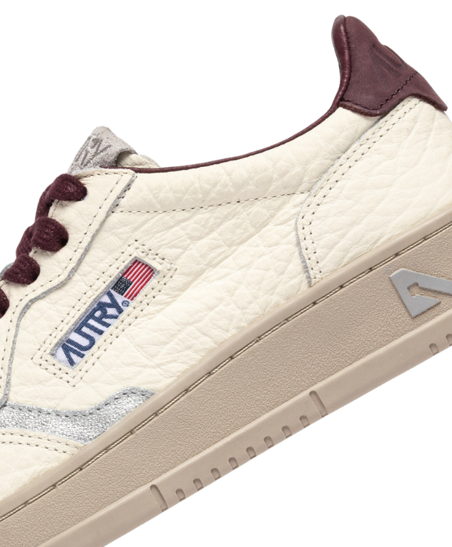 Autry Medalist Low sneakers in fig and silver with grained leather, nubuck details, and retro-inspired design.