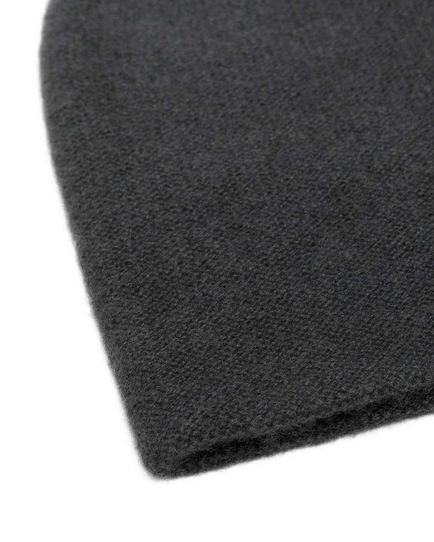 WARM-ME SIMPLEX Cashmere Beanie in Anthracite, hand-knitted in Nepal from 100% Mongolian cashmere with a refined, slim-fitting silhouette.