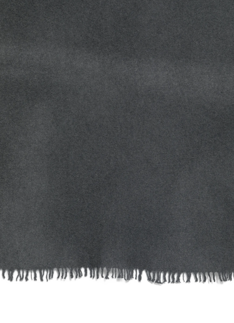 WARM-ME FELIX Cashmere Scarf in Anthracite, crafted from 100% pure cashmere with a soft brushed finish and delicate fringed edges.