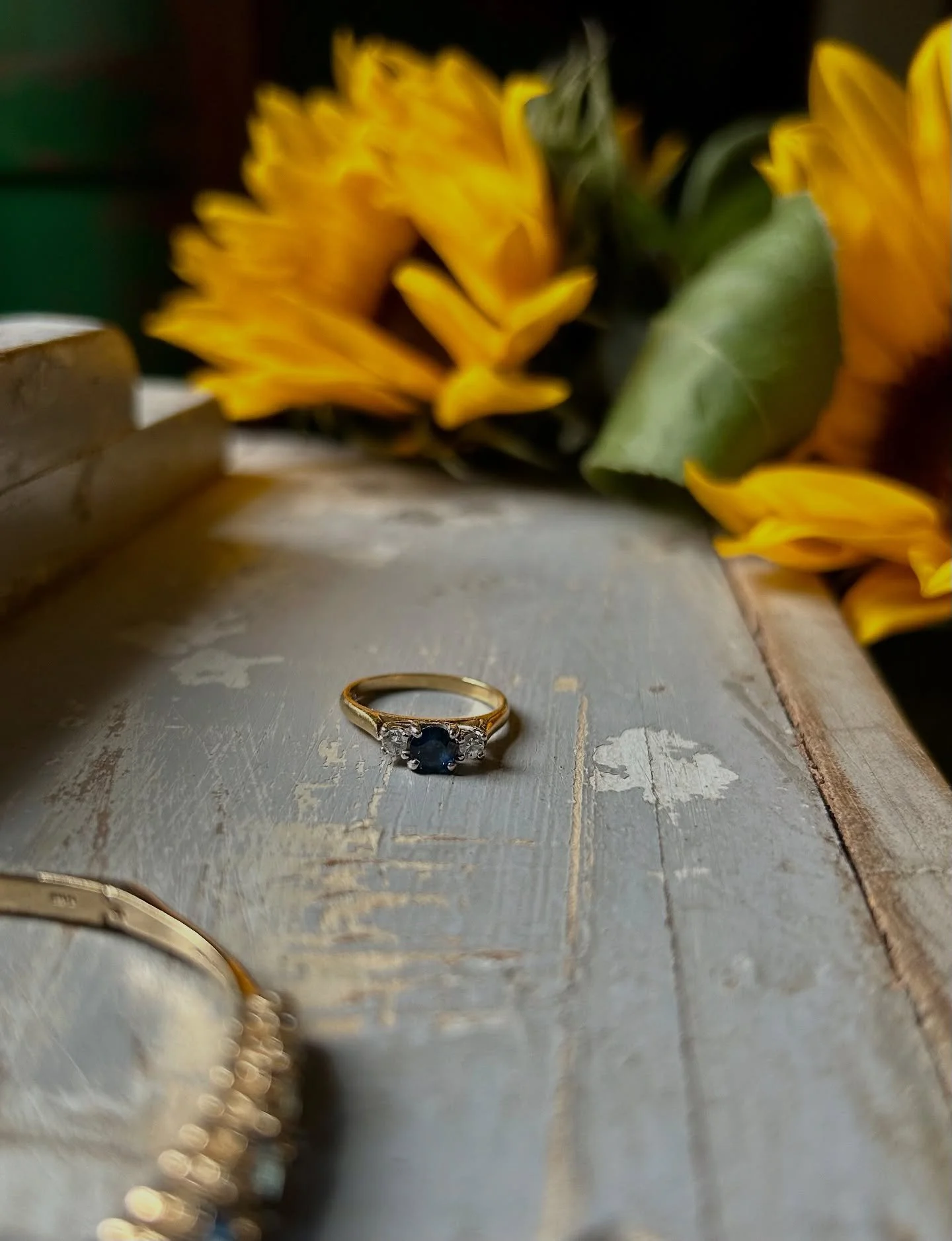I knew I had some sapphires to photograph this week, so I treated myself to a bunch of sunflowers 🌻 I adore the dark blue stones against that sunshine yellow hue. 💙

Love this vintage sapphire and diamond trilogy, what a stunner! Complete with 18ct