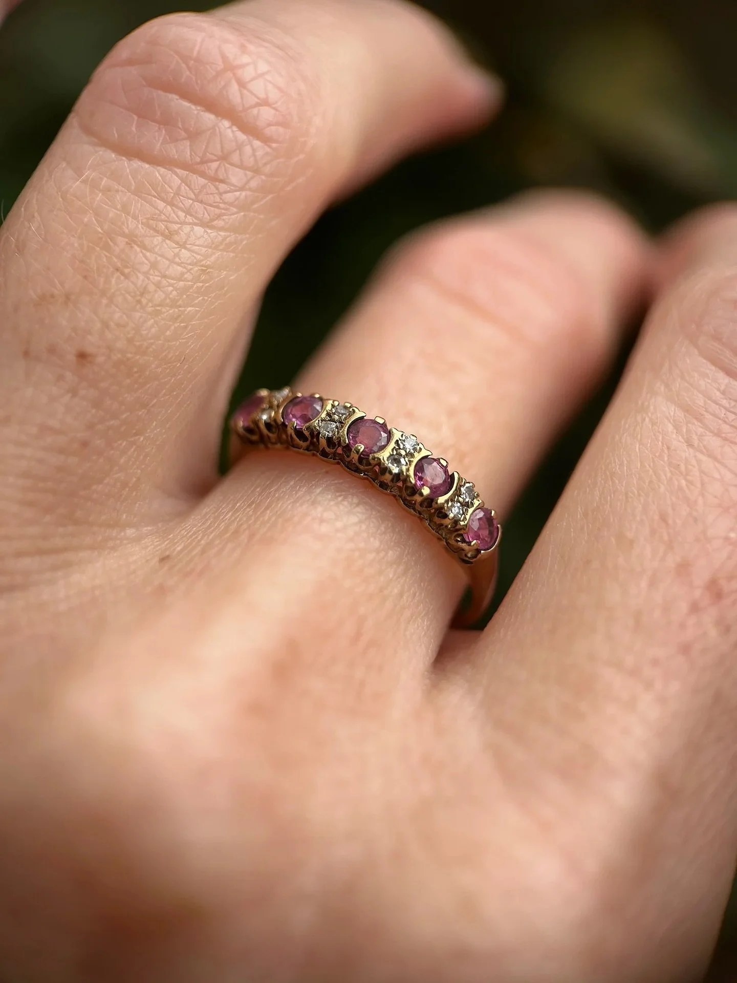 This is the sweetest little vintage half eternity, set with raspberry pink rubies and twinkly diamonds. Hallmarked for the early 1990s and complete with a 9ct gold band. 💖

#rubyring #halfeternity #vintageruby #ruby #vintage #vintagering #ahlq