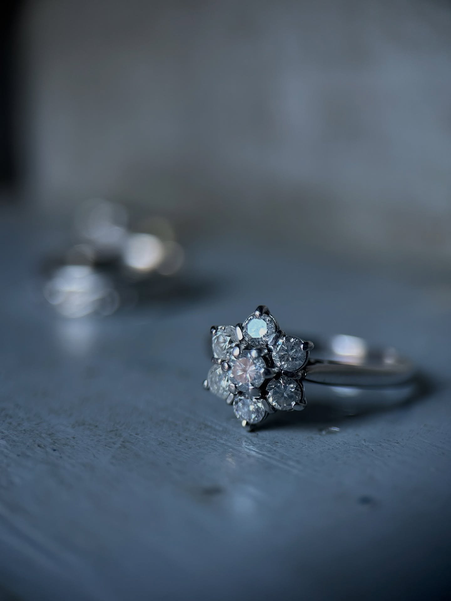 Oh my, an extremely sparkly lady has entered the room!! ✨

Would you ever go for something like this as an engagement ring? 1.26ct of pure diamond magic. Sunglasses advised. 😎

#engagementring #diamond #whitegold #vintage #vintagediamond #ring #vint