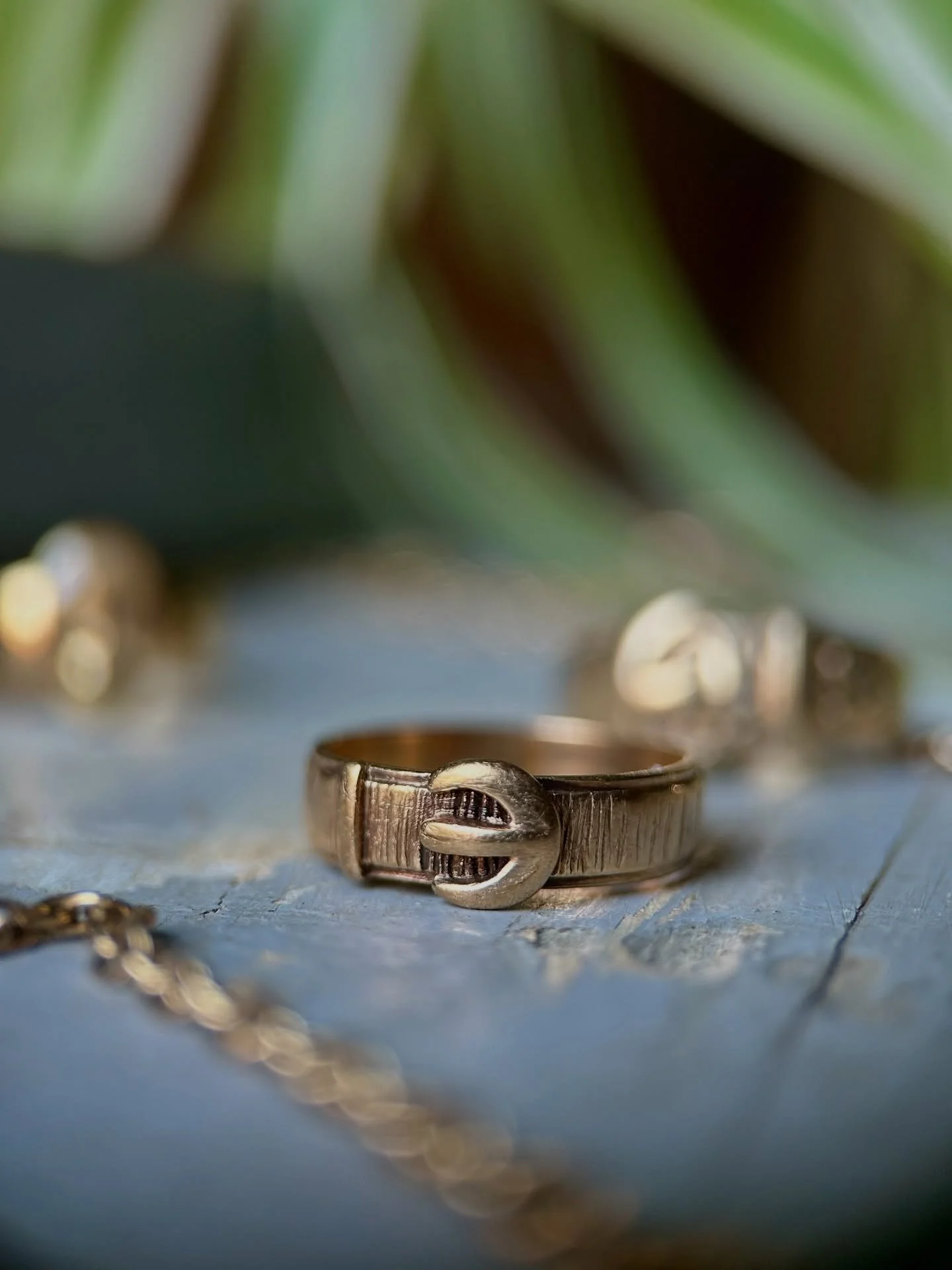 Buckle up, baby! 🤠

Tell me, have you got yourself a buckle ring? They make such lovely gold bands, which go with just about anything. ⭐️

I&rsquo;ve currently got two vintage versions in stock, who is your fave? 🤔

#yeehaw #bucklering #buckleup #v