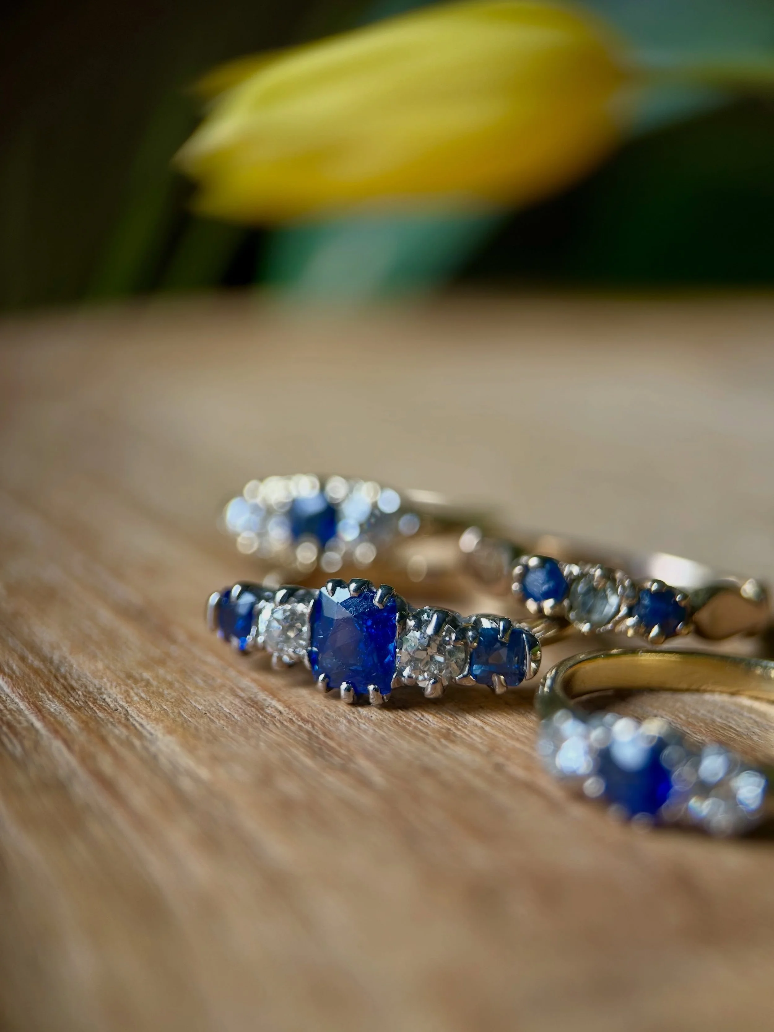 Diamonds, diamonds, diamonds&hellip; and the ocean-toned stones of my dreams! Just look at those sapphires, glinting so prettily in the near-summer sunshine. Take your pick from this clutch of deep-blue beauties 💙💎

#vintage #antique #sapphire #dia