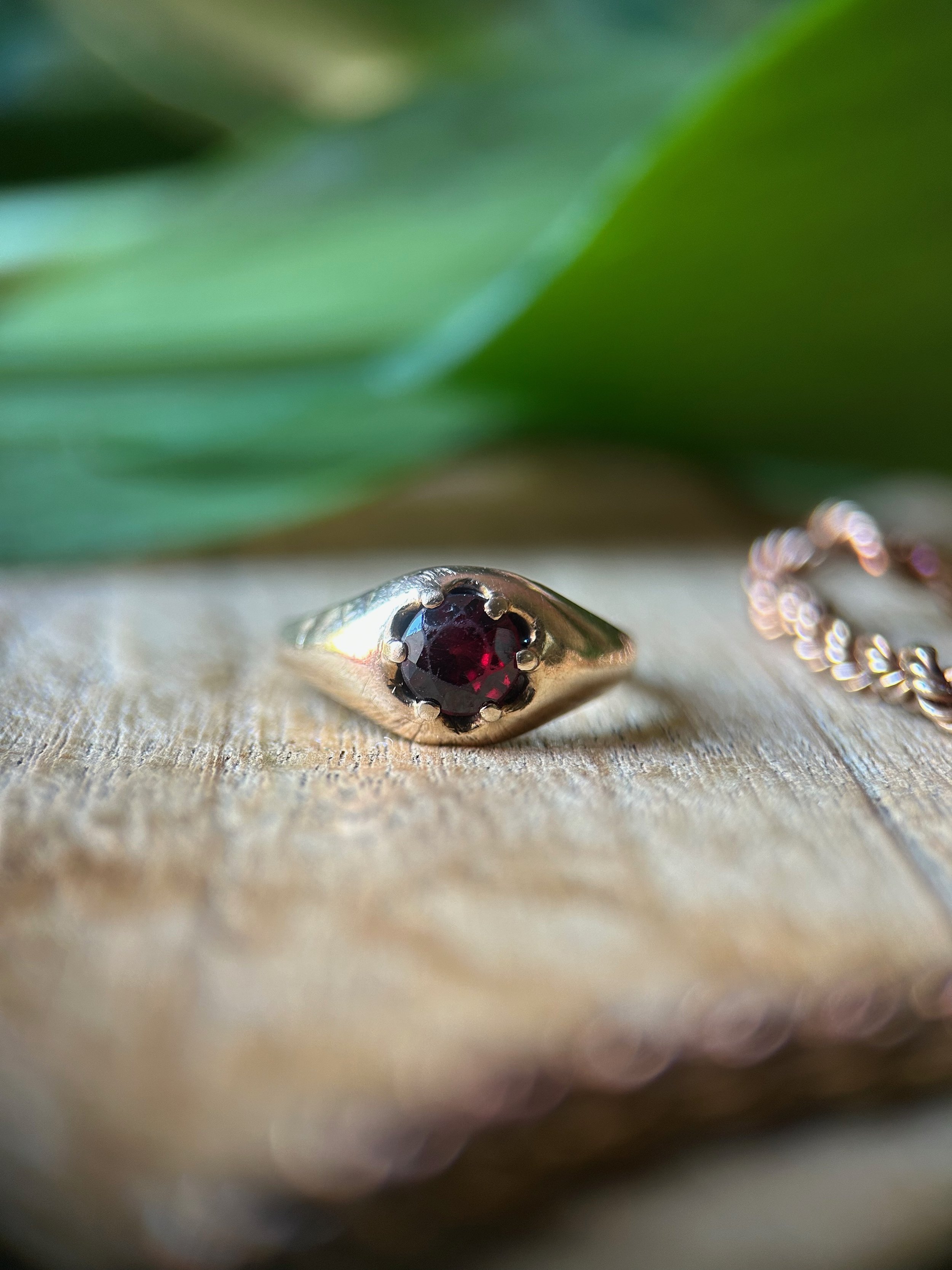 Antique 9ct Gold Garnet Ring