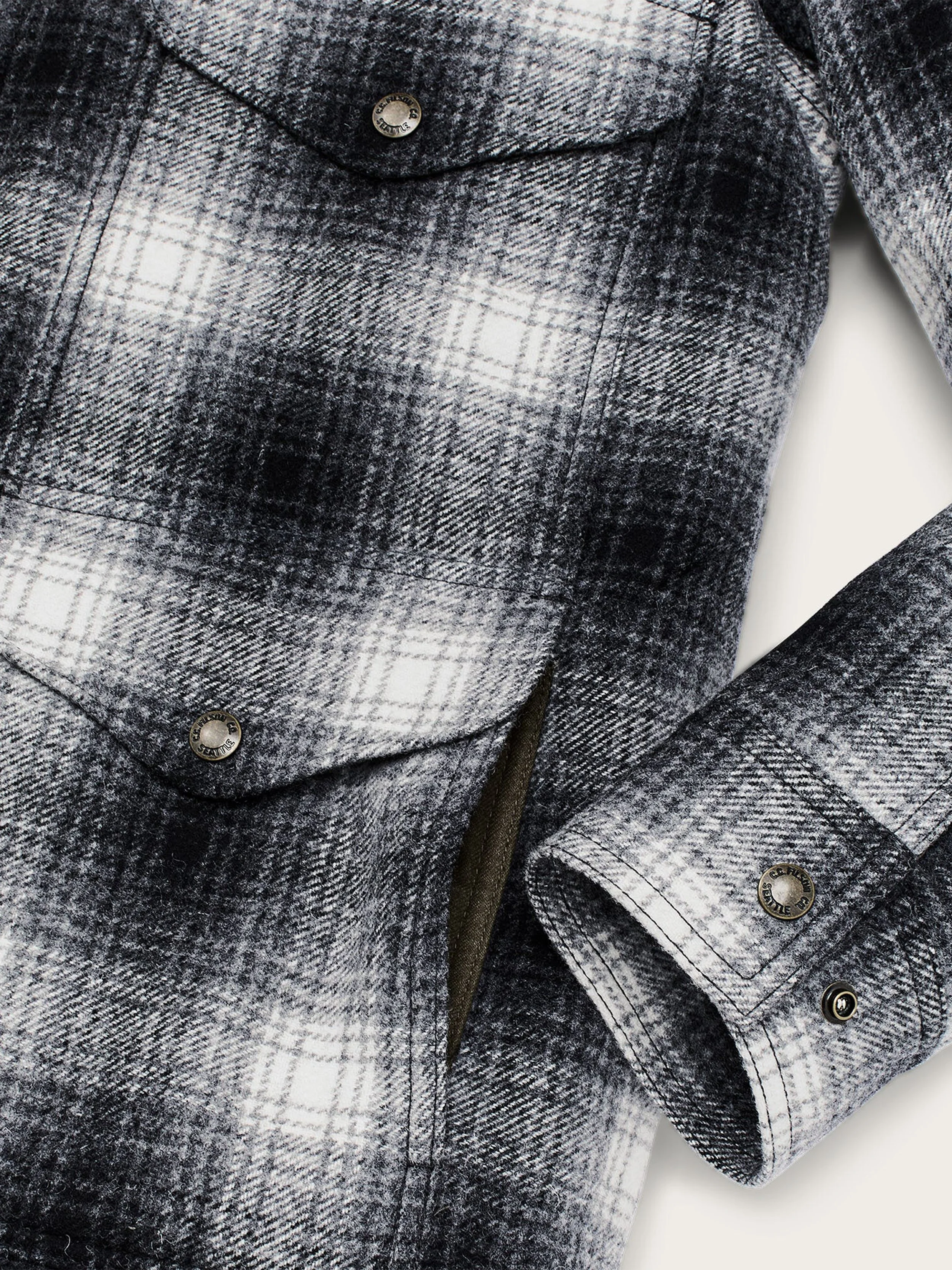 Filson-SPOKANE -INSULATED-CRUISER-Charcoal-Ombre-4 copia.jpg