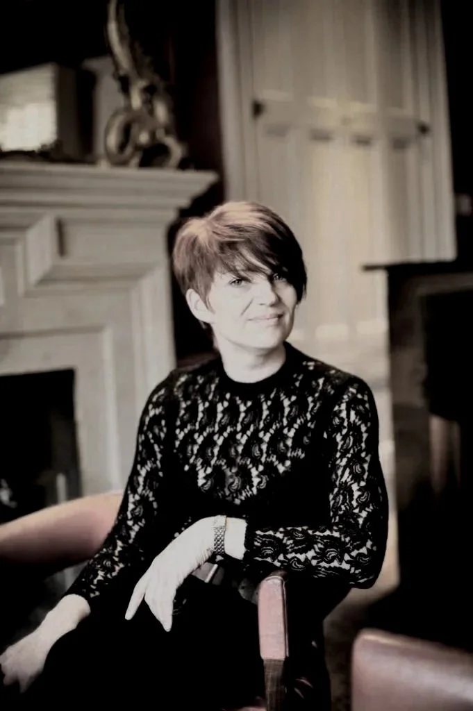 Alison Davey, CEO of AD antiques with 30 years expertise. Known as the leading authority in the world on Britsh Art Pottery