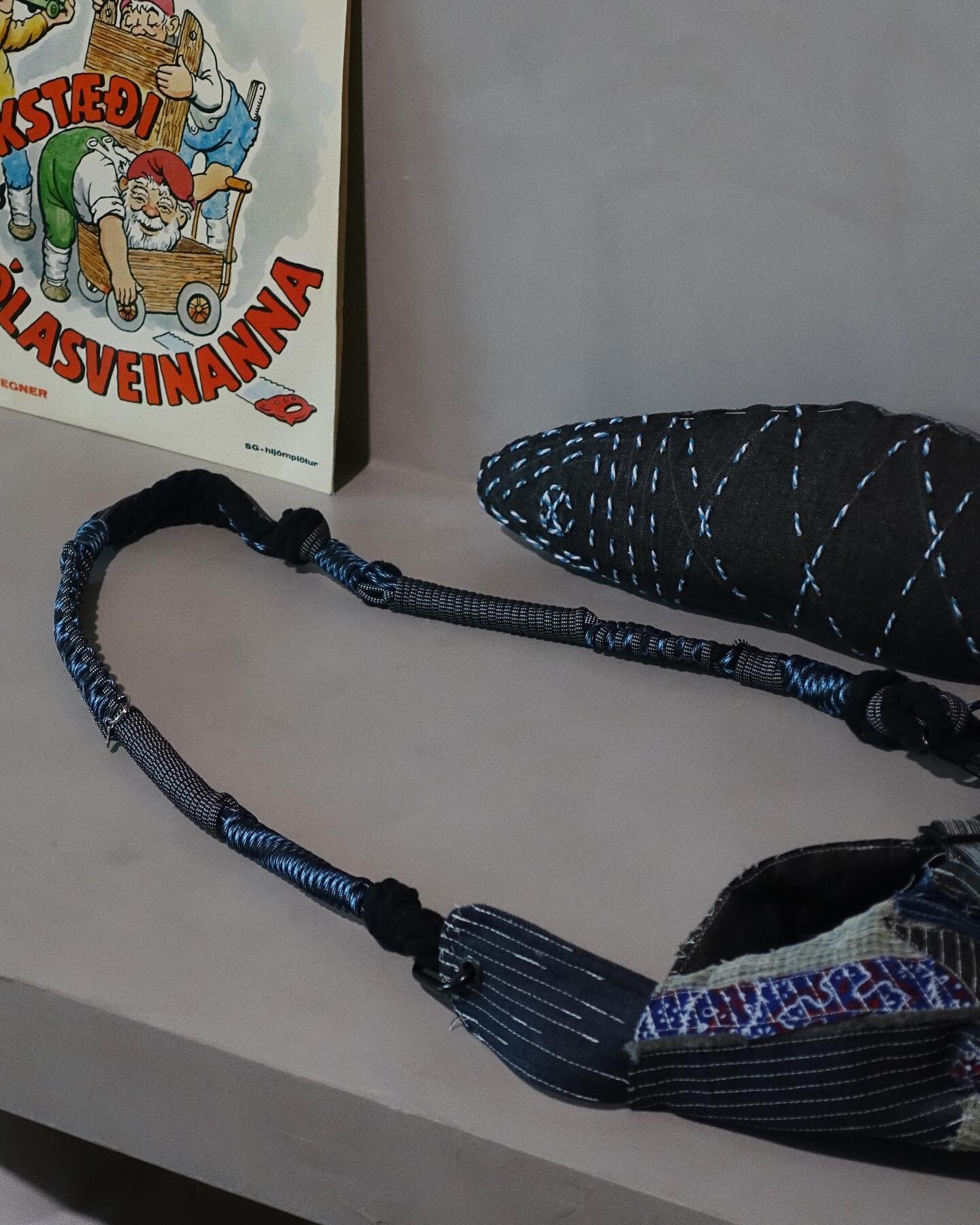 ++
Custom electric blue/black paracord strap! 
🥹🤩🌵🖤
++