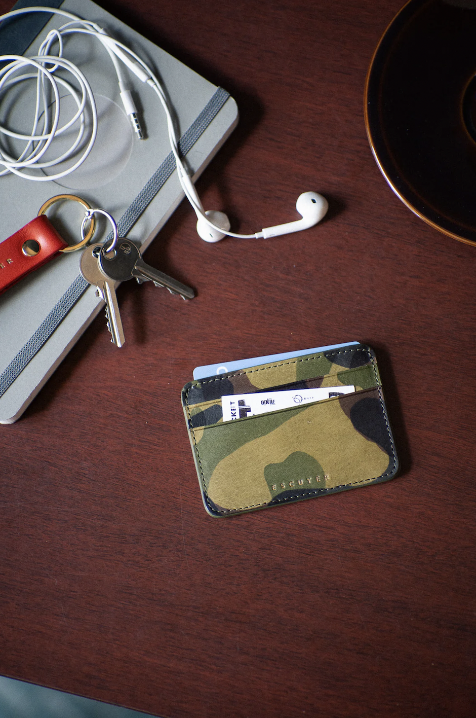 Escuyer cardholder crocodile lifestyle.png