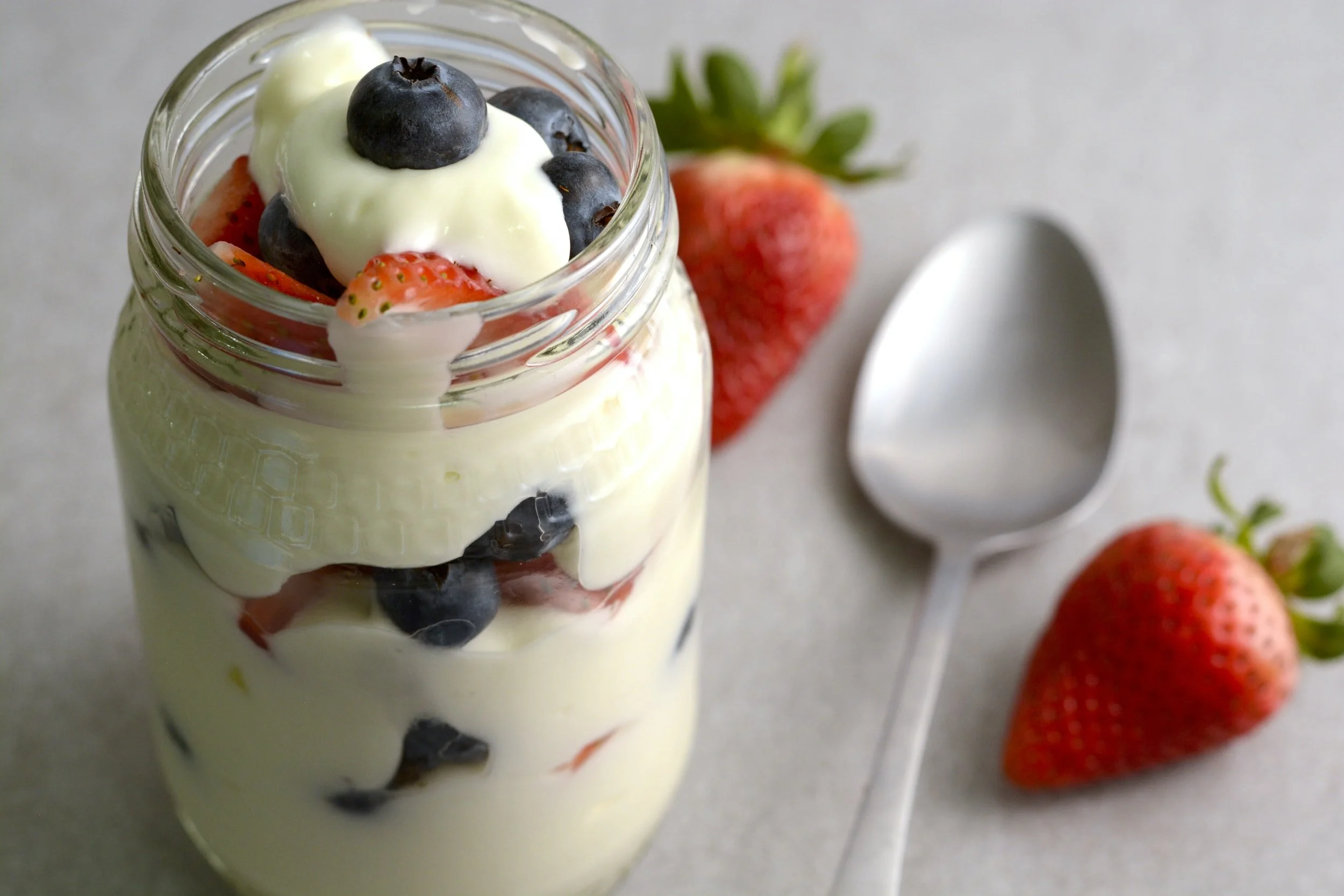 Yoghurt & sitronkrem med bær