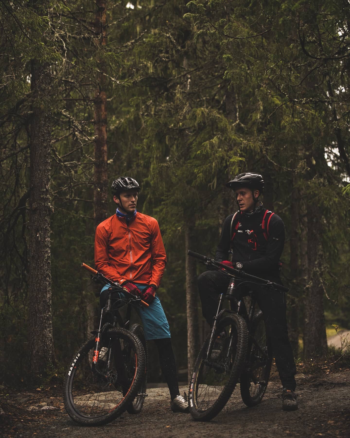 Kjekt &aring; f&aring; bes&oslash;k p&aring; jobben! Ikke helt ukjente Ola Kj&oslash;ren og  Henrik Kippernes var innom Nilsbyen en snartur for &aring; kvalitetssjekke anlegget. 

#mtb #enduro #trailbuilding #rekkje #rekkjestiutviklingjdks