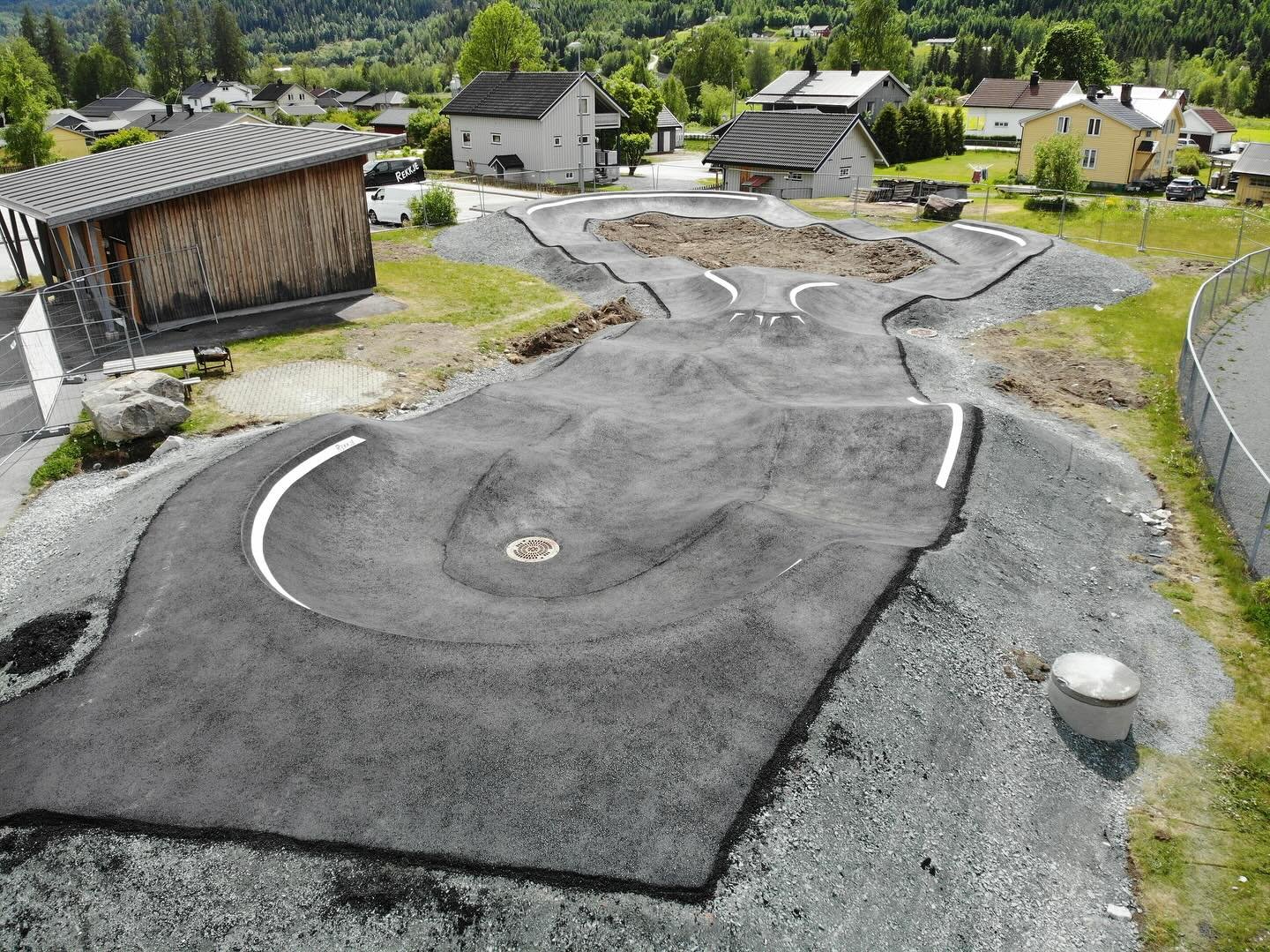 Ny pumptrack asfaltert og overlevert. Takk for tilliten @vest_telemark_stisykkel ! 

#pumptrack #pumptrackbuilding #pumptracknorway #pumptracknation #pumptrackeurope #trailbuilding #rekkje #rekkjepumptrack
