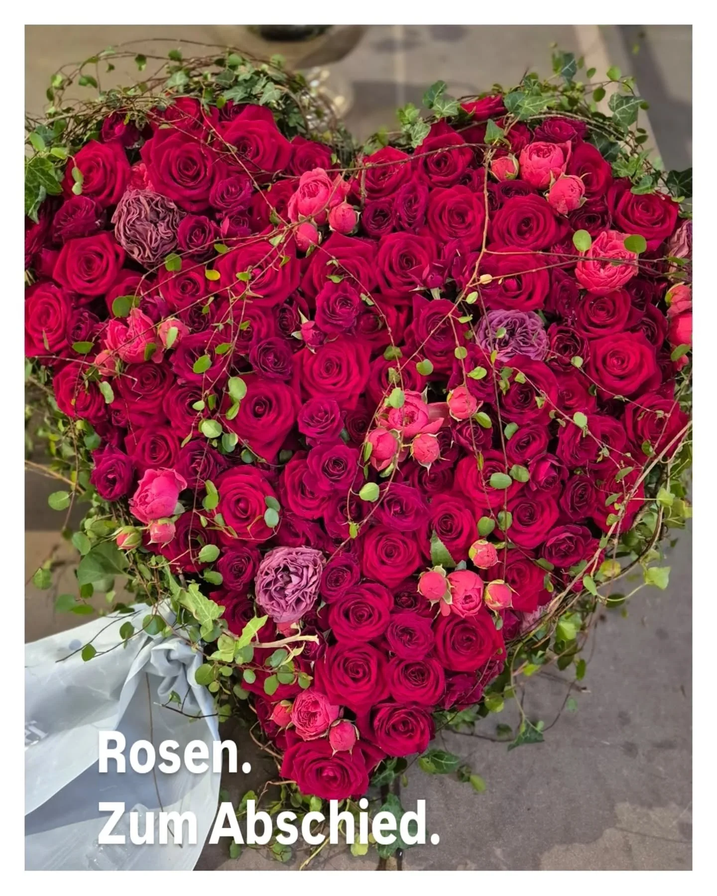 Zum Abschied. 
Blumig.
Vielf&auml;ltig. 
Tr&ouml;stlich.

#trauerfloristik 
#trauerkranz 
#flowers 
#floristmeisterin 
#floristmitleidenschaft 
#100prozenthandwerk 
#paderborn