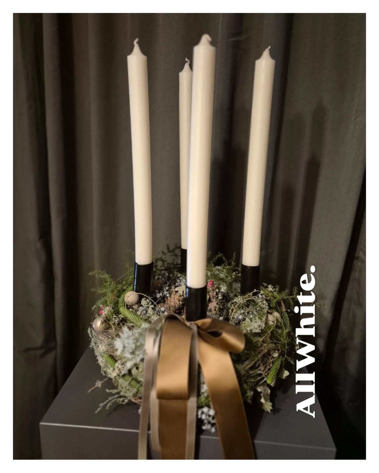 All White. 
All time favorits.

#adventdekoration 
#advent 
#adventszeit 
#adventkranz 
#dekoration 
#flowers 
#floristmeisterin 
#floristmitleidenschaft 
#100prozenthandwerk 
#paderborn