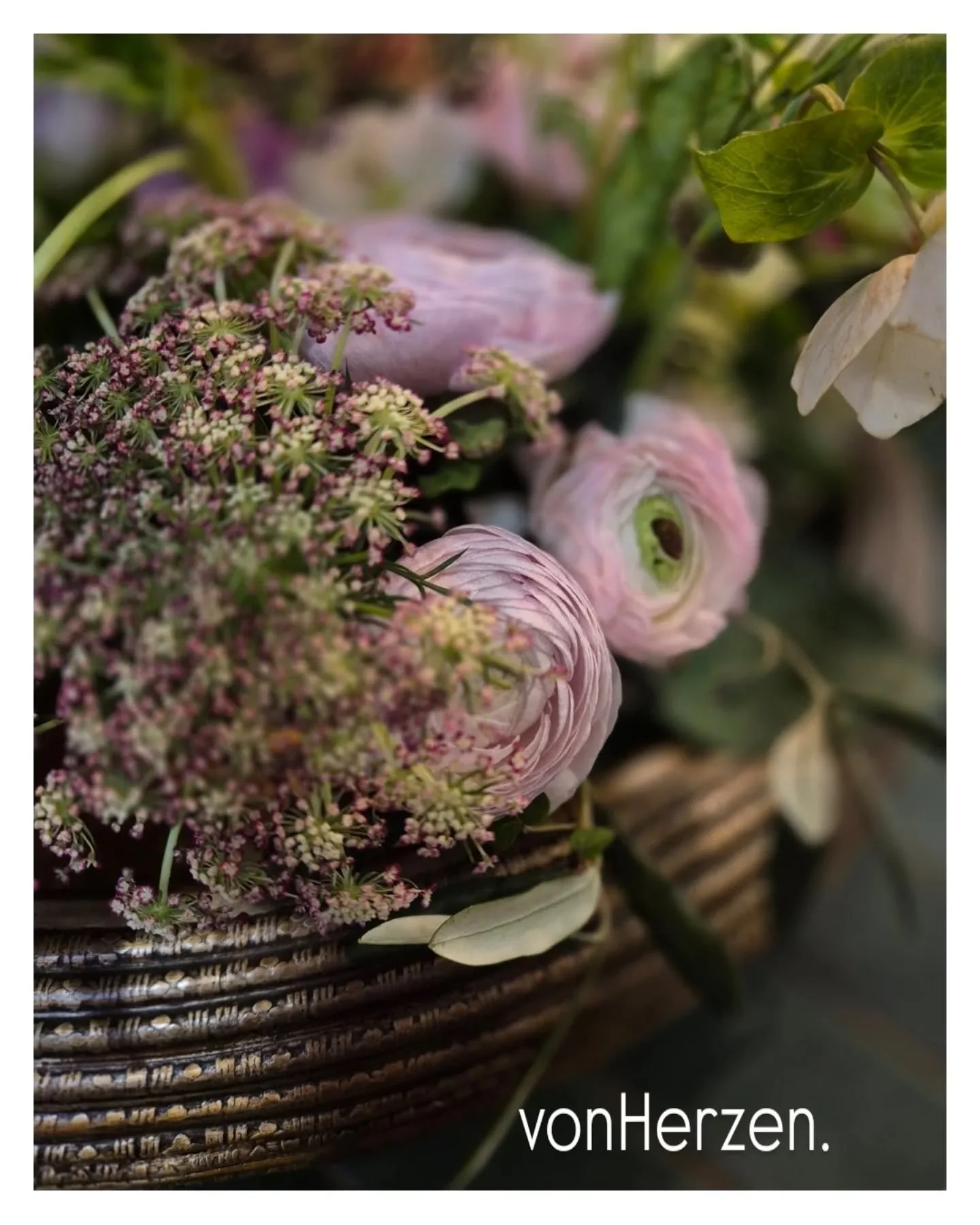 vonHerzen.
liebevolleBl&uuml;tenvielfalt.
zumAbschied.

#trauerfloristik 
#paderborn 
#floristmitleidenschaft 
#floristmeisterin 
#blumentr&ouml;sten