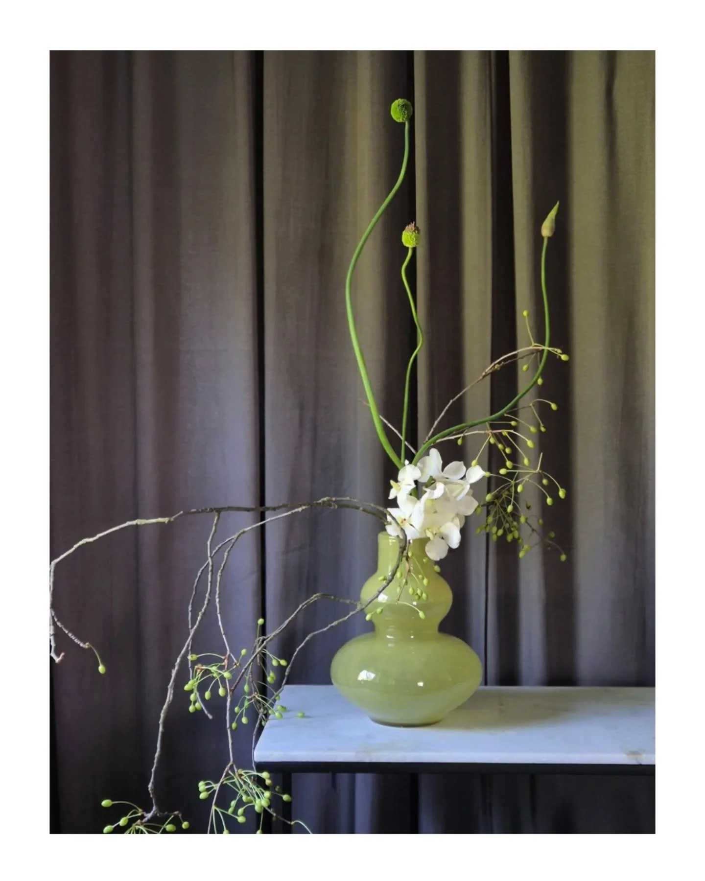 Bewegungsformen.
Wir lieben sie.
Daf&uuml;r braucht es nicht immer eine &uuml;ppige Bl&uuml;tenauswahl.
Ein ausgefallenes Gef&auml;&szlig;.  VandaOrchidee.Allium.Wildkirsche.

...und Leidenschaft f&uuml;r unser Handwerk. 

#florist #100prozenthandwer