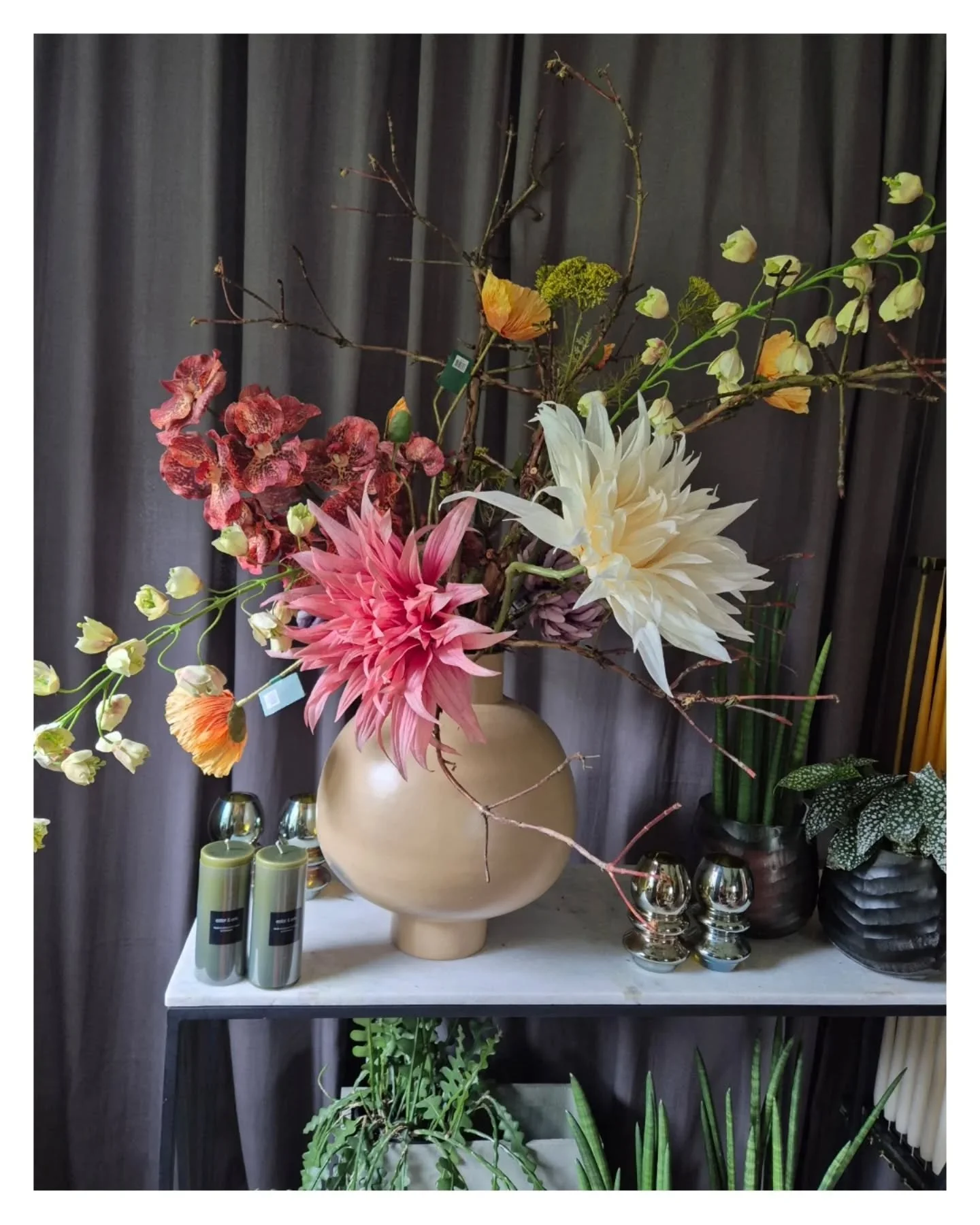 Blickf&auml;nge. 
Dauerhafte Dekoration. 
Ein Highlight f&uuml;r Ihren Empfang | B&uuml;ro | Gesch&auml;ft

Wir beraten euch gerne. 

#raumschmuck 
#seidenblumen 
#dekoelement 
#dekoration 
#paderborn